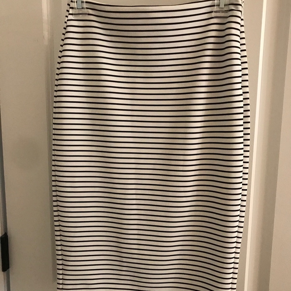 Knee-length pencil skirt